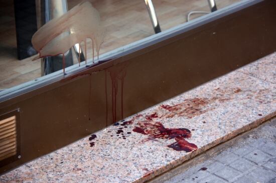 El lloc on hauria mort la víctima del presumpte homicidi de Santa Coloma de Gramenet, davant l'aparador d'una botiga de decoració