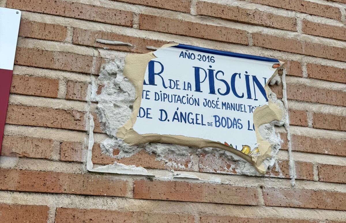 Denuncian vandalismo contra placas cerámicas en Aldeanueva de San Bartolomé