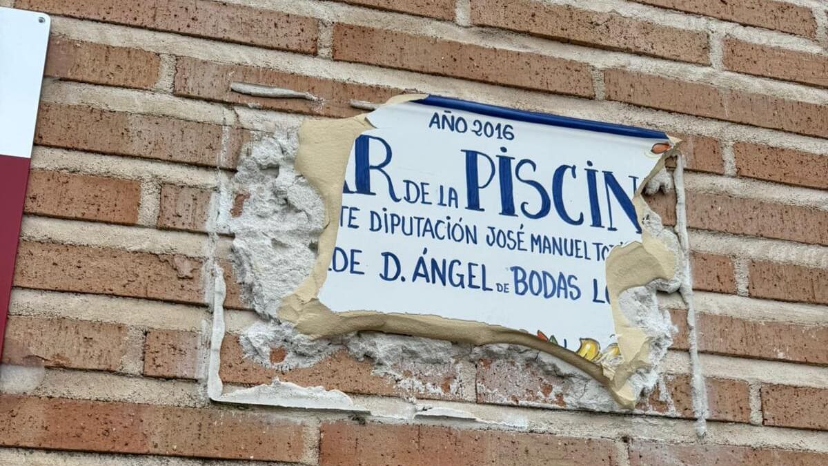 Destrozan dos placas conmemorativas en Aldeanueva de San Bartolomé: el PSOE asegura que es un ataque contra el anterior alcalde