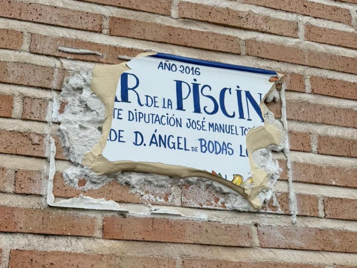 Destrozan dos placas conmemorativas en Aldeanueva de San Bartolomé: el PSOE asegura que es un ataque contra el anterior alcalde