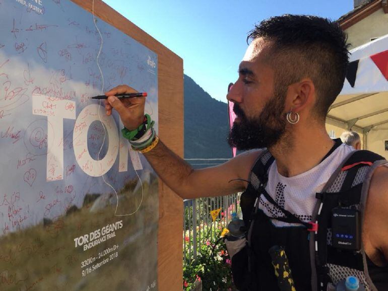 Samaniego firma en una parada del Tour des Geant