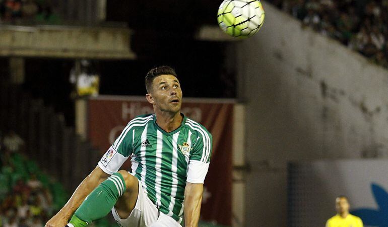 GRA376. SEVILLA. 23/08/2015.- El delantero del Real Betis Rubén Castro durante el partido frente al Villarreal, correspondiente a la primera jornada de la Liga en Primera División que se disputa esta noche en el estadio Benito Villamarin. EFE/PACO PUENTES