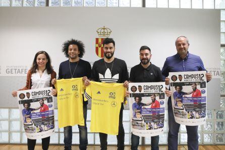 De izquierda a derecha, Sara Hernández, alcaldesa de Getafe, Marcelo, Caio y Javier Santos, concejal de Deportes