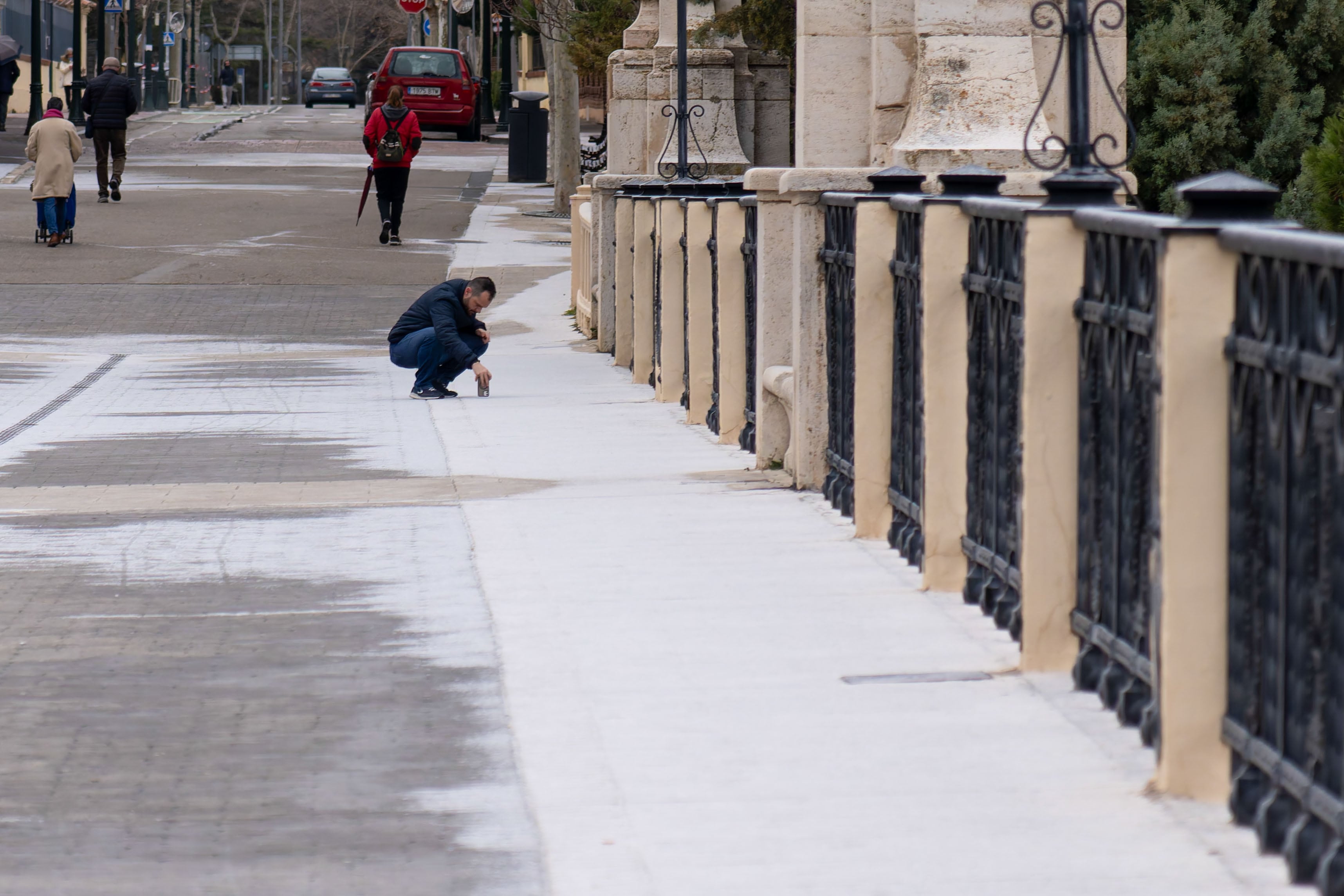 Un hombre toca la nieve en Teruel.