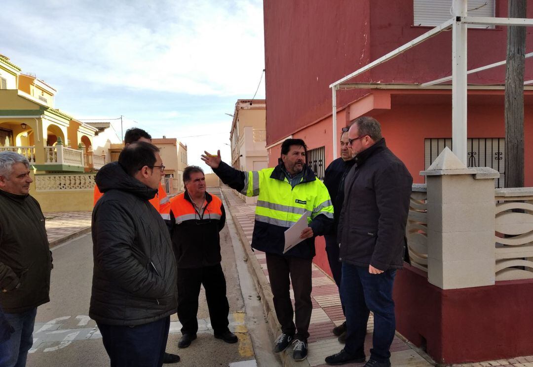 Reunión con los técnicos para buscar soluciones en la playa de Xeraco 