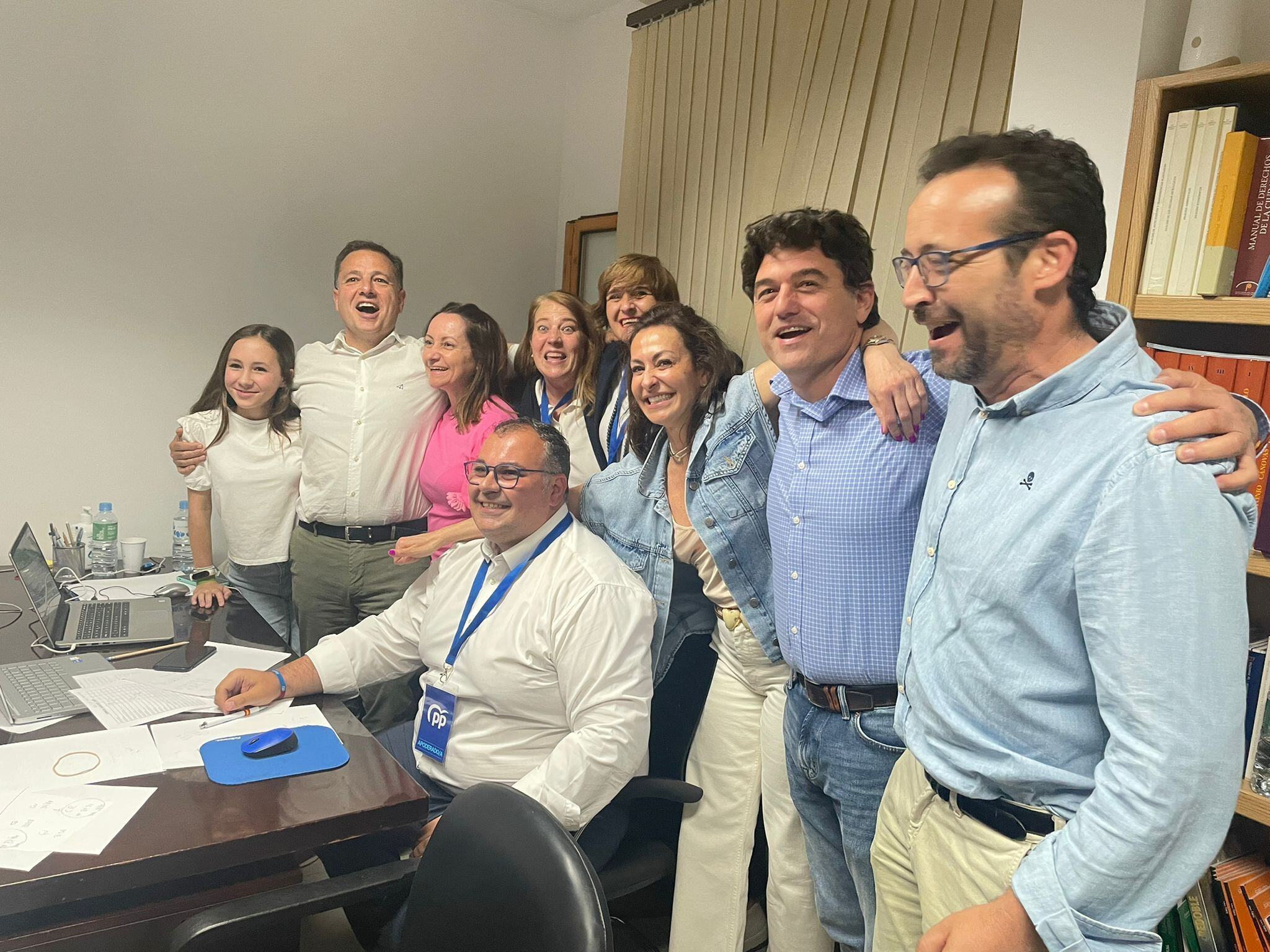 El ganador de las elecciones municipales en Albacete, Manuel Serrano, con parte de su equipo