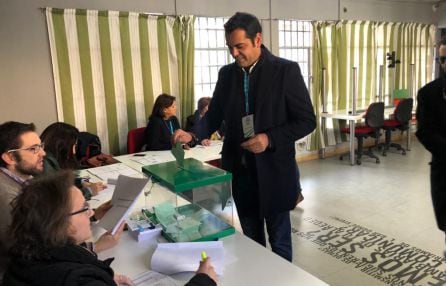 Juan Diego Requena ejerce su derecho al voto