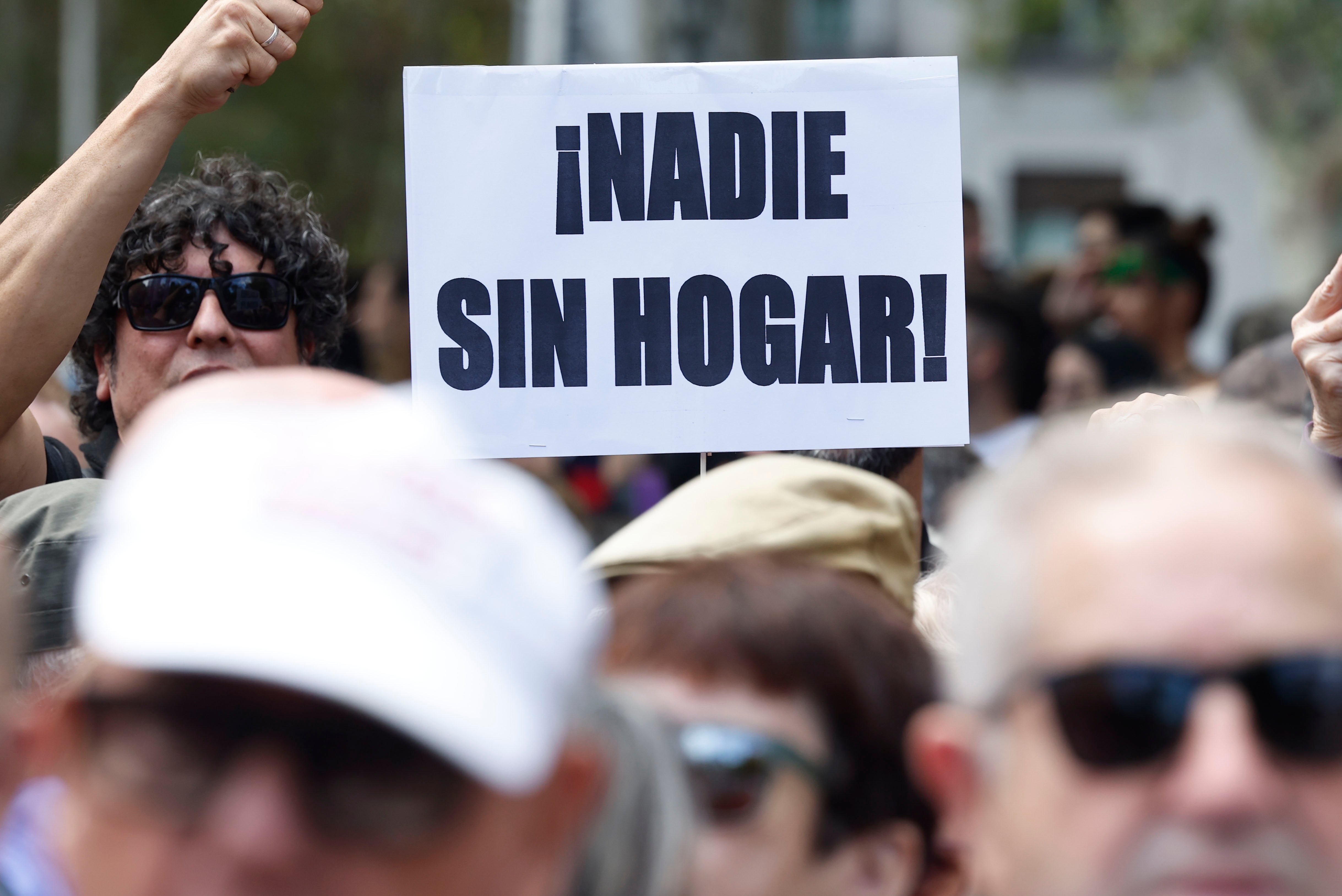 -FOTODELDÍA- vMADRID, 13/10/2024.- Manifestación que bajo el lema &#039;Se acabó. Bajaremos los alquileres&#039; tiene lugar este domingo en Madrid en reclamo de medidas eficientes que ayuden a contener el precio de la vivienda en alquiler. EFE/Chema Moya
