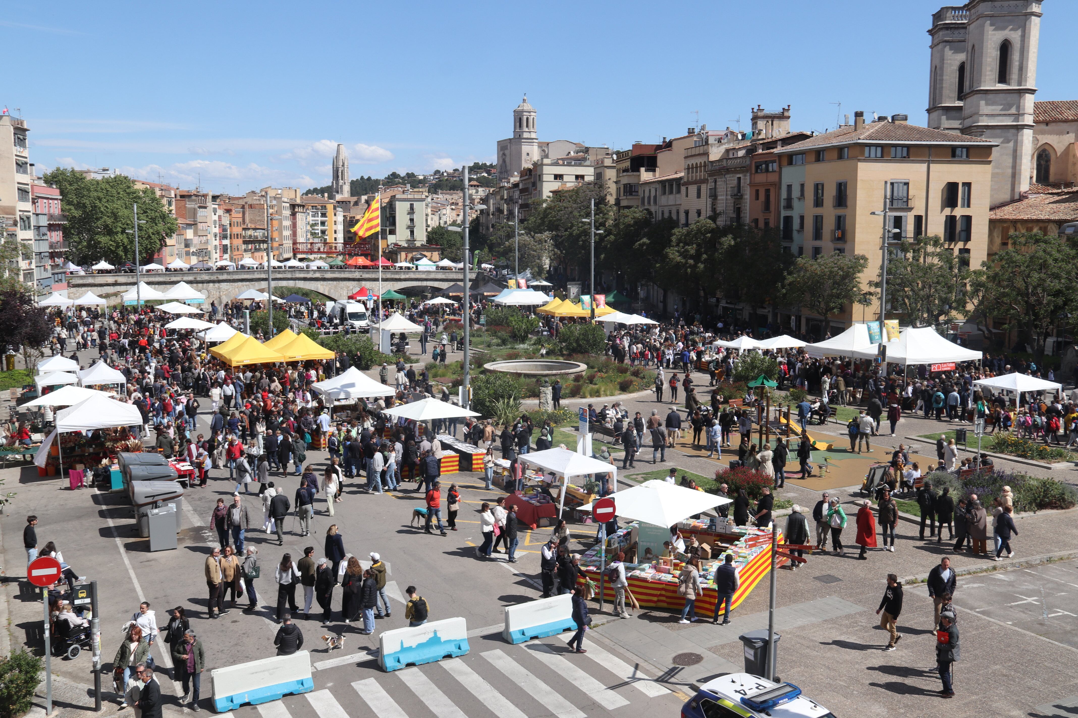 Plaça Catalunya de Girona per Sant Jordi 2024