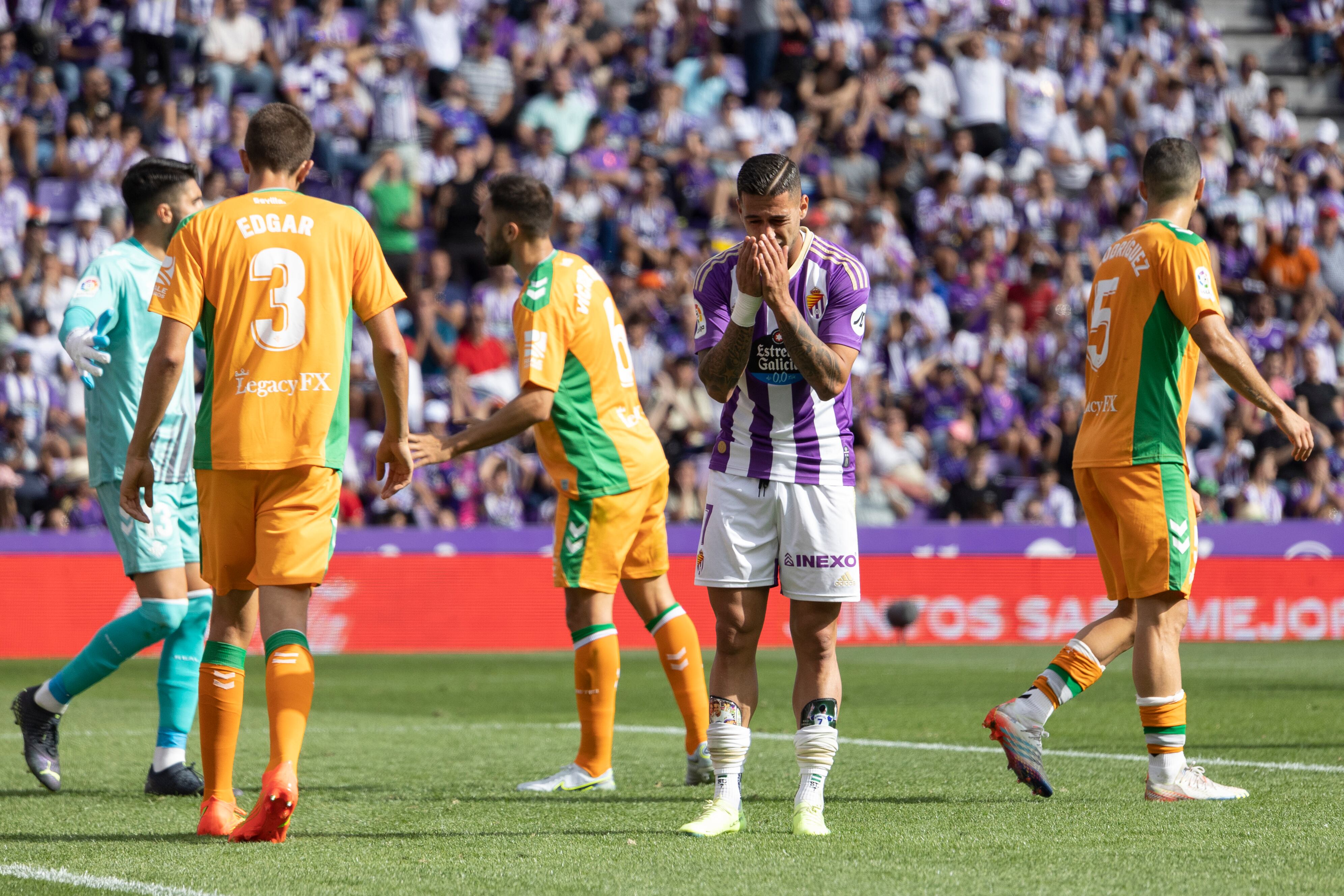 VALLADOLID, 09/10/2022.- El delantero del Valladolid Sergio León (c) se lamenta tras fallar una ocasión durante el partido que enfrentó al Real Valladolid y al Betis en el estadio José Zorrilla en Valladolid, este domingo. EFE/ R. García
