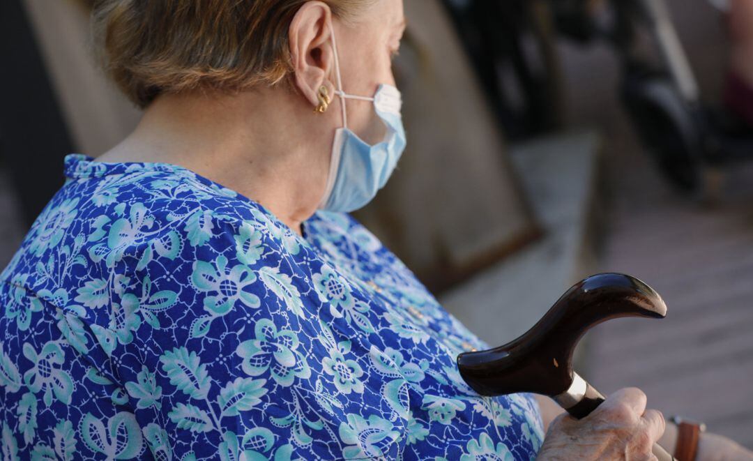 Una residente de un centro de mayores. 