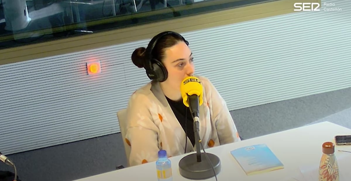 Lidia Cabrera, autora de &quot;La chica que se tiró&quot;, durante la entrevista en Hoy por Hoy Castellón