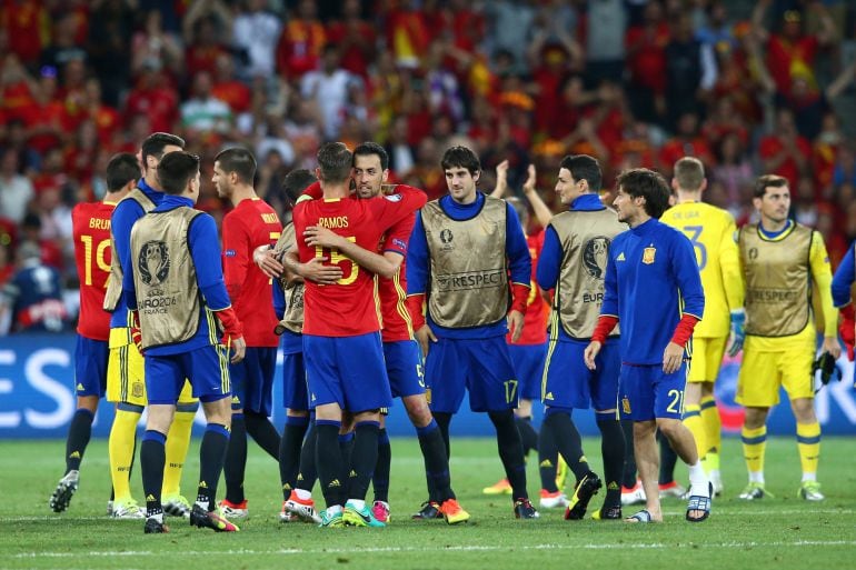 Los jugadores de España celebran la victoria ante Turquía 