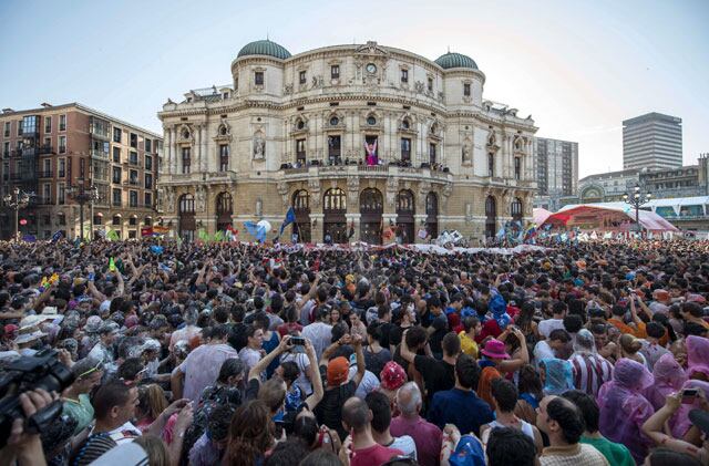 Miles de personas esperaban a Marijaia en la plaza del Arriaga