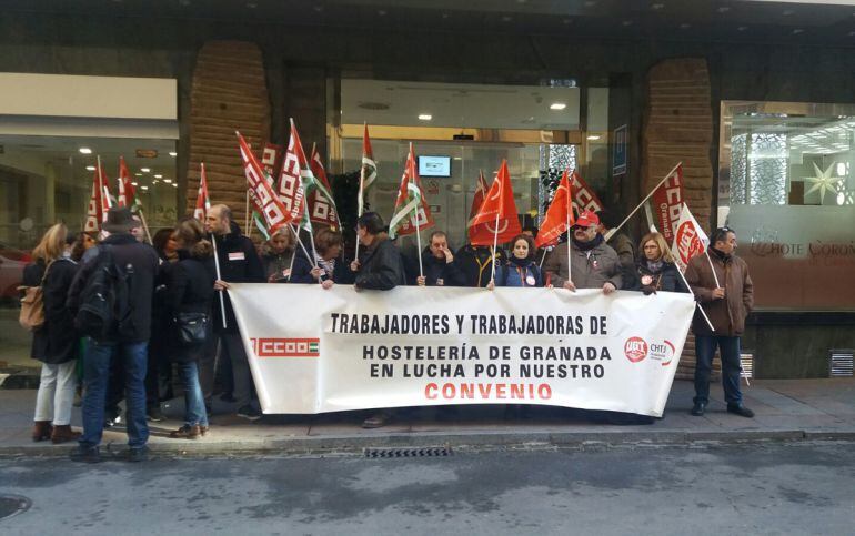 Concentración de los sindicatos ante un hotel de Granada para exigir la negociación del convenio de hostelería