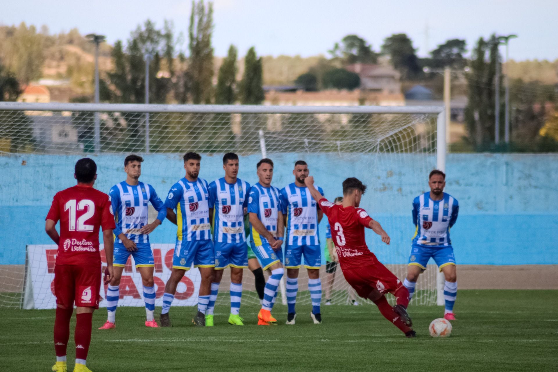 Varios jugadores de la Arandina, en una falta rival en el pasado encuentro en El Montecillo