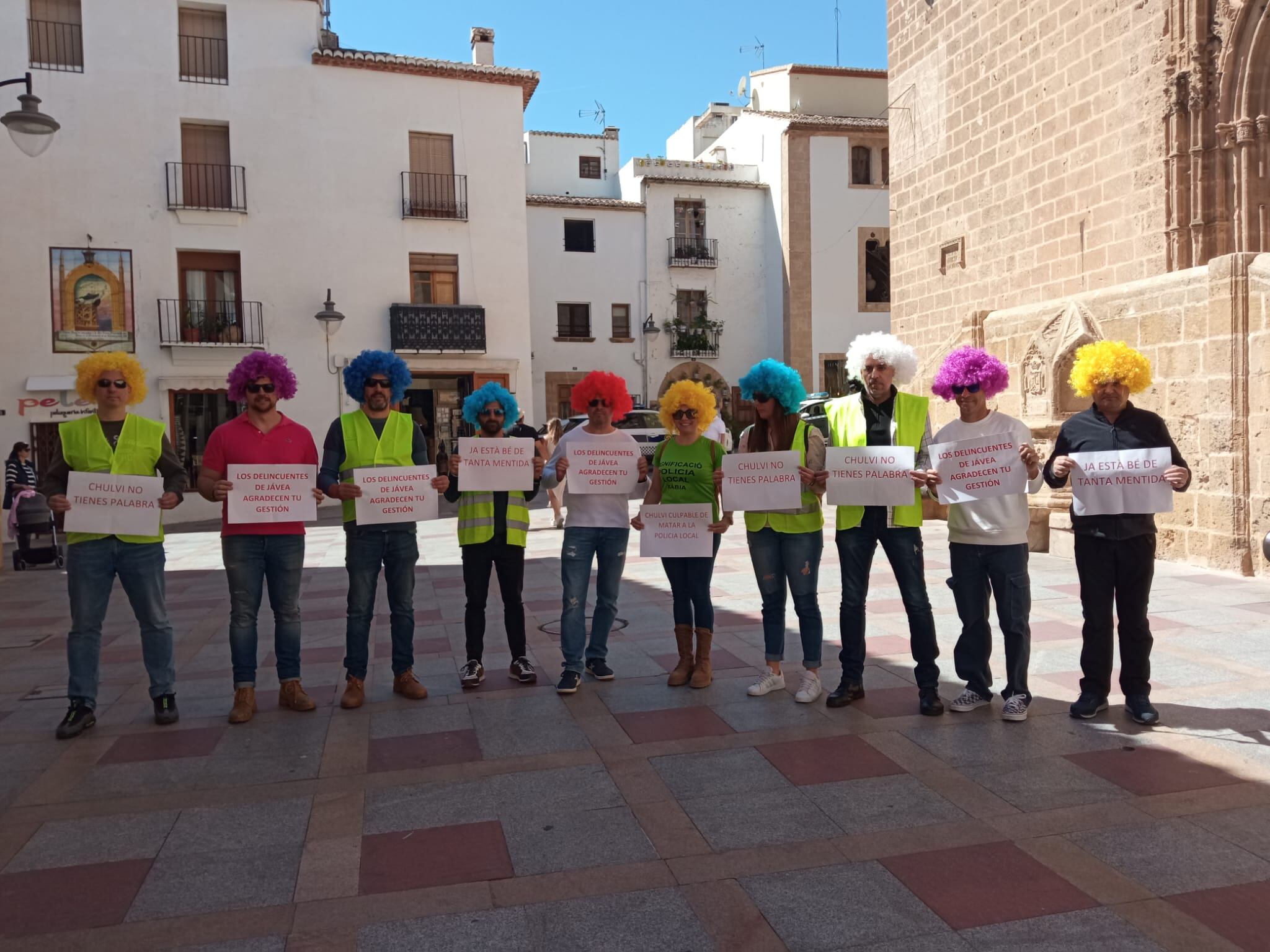 Policías locales de Xàbia protestando a puertas del Ayuntamiento.