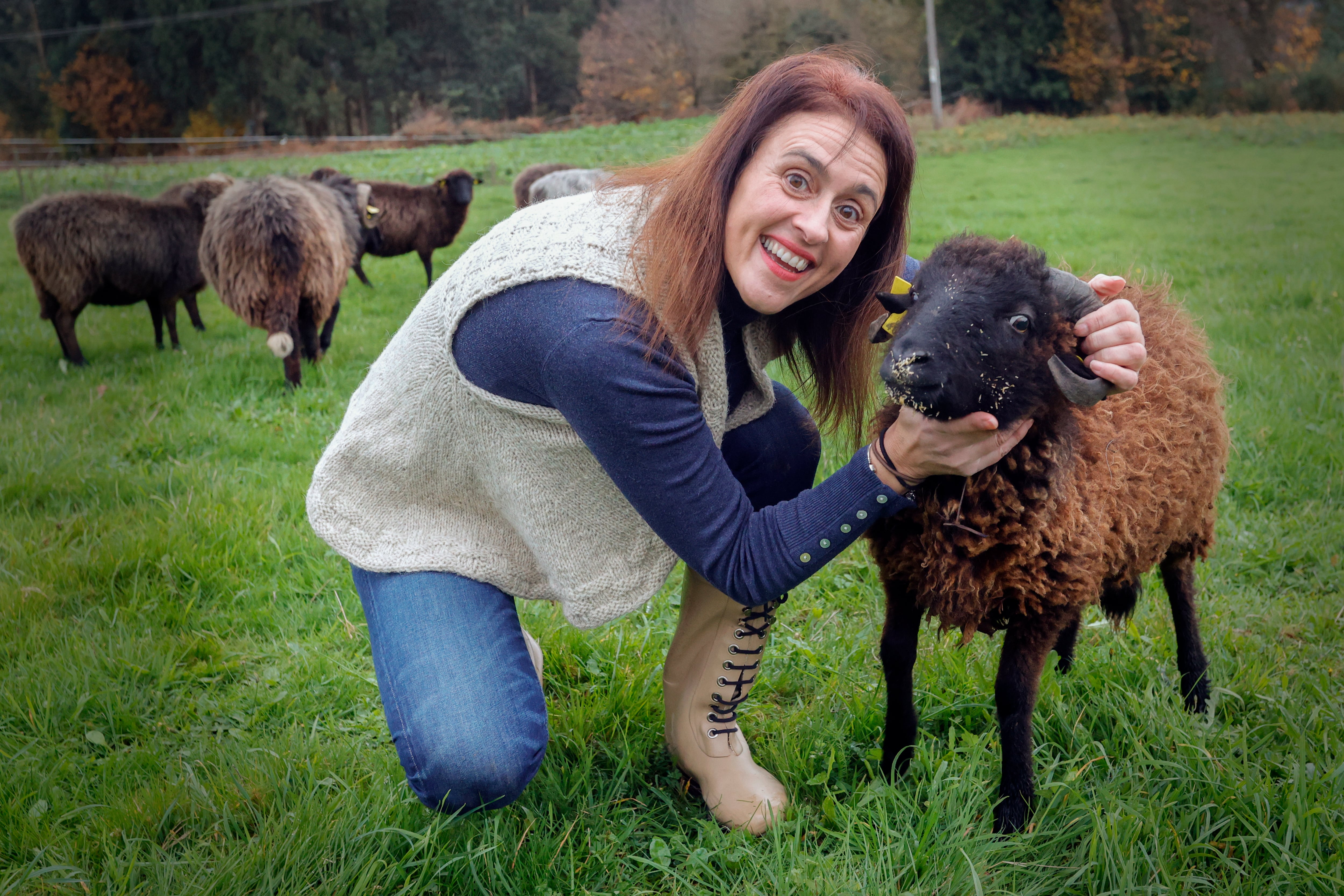 CABANAS, 14/12/2022.- Bajo el nombre de &quot;Xoaniña&quot;, Beatriz Carbón y Lola de Logaro lanzan una iniciativa para la recuperación de la lana de la raza de oveja gallega, que se destinará al ámbito textil, con el apoyo de granjas como la que encabeza Delfín Feal en Cabanas. En la imagen, Beatriz Carbón con las ovejas y en los pastos de Delfín. EFE/ Kiko Delgado