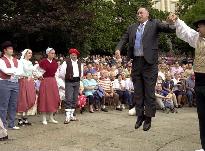 El alcalde de Bilbao, Iñaki Azkuna Urreta,, baila el aurrezku de honor tras asistir a la Misa Mayor en la basilica de Begoña en el día de su festividad.