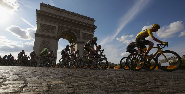 El pelotón del Tour pasa junto al Arco de Triunfo de París.