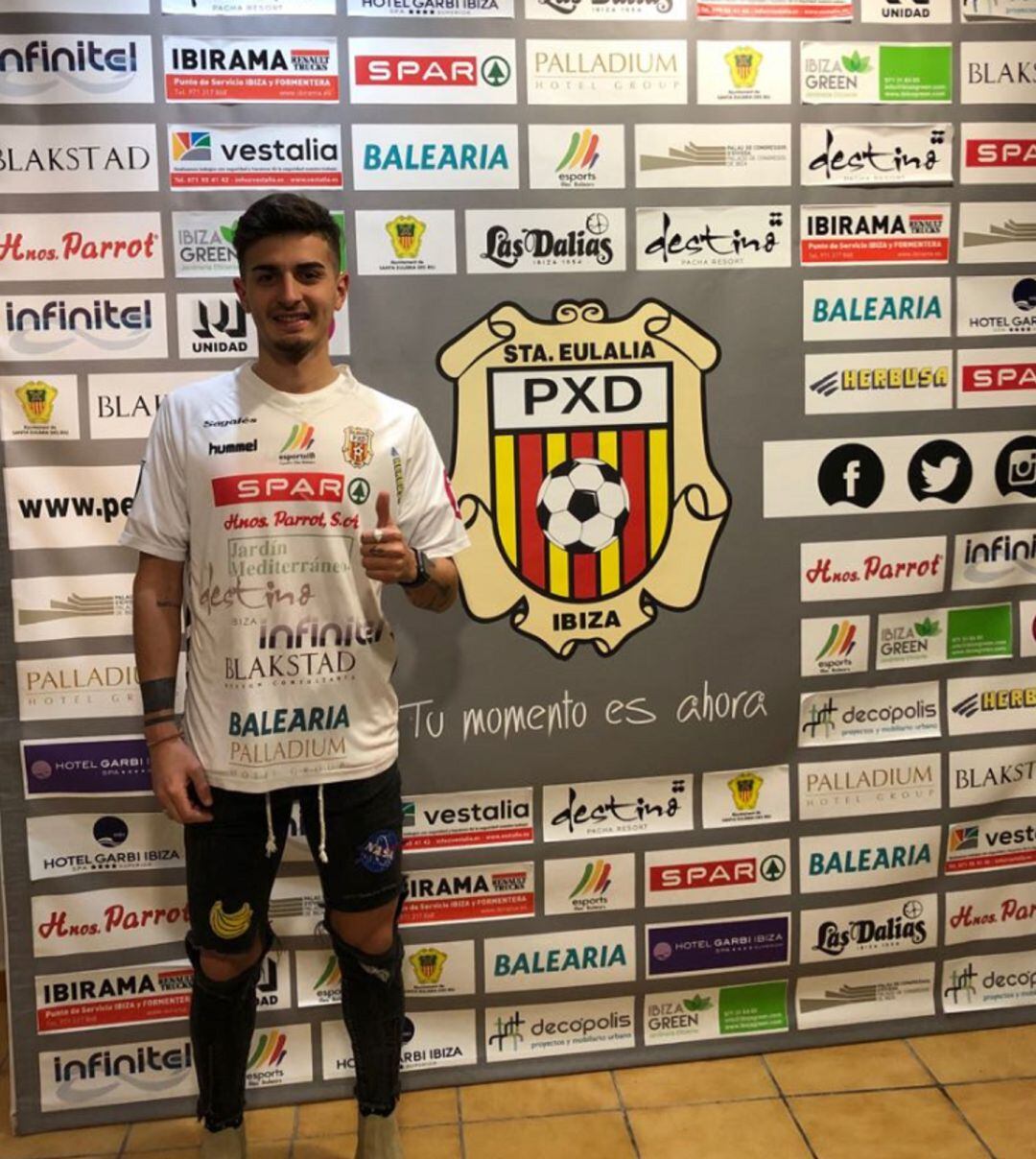 Ligio, posando con la camiseta de la Peña Deportiva