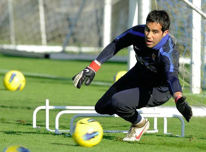 Claudio Bravo preparandose para recibir al Villarreal en Anoeta