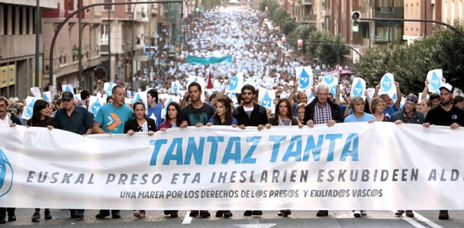 Un momento de la manifestación convocada en protesta por las detenciones de miembros del colectivo de apoyo a los presos de ETA Herrira en Bilbao.