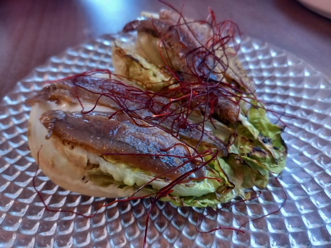 Cogollos con anchoa y roquefort