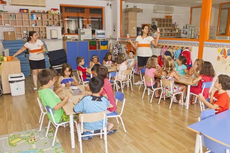 Educadoras y niños, en el interior de una de las escuelas infantiles del Ayuntamiento de Pamplona.