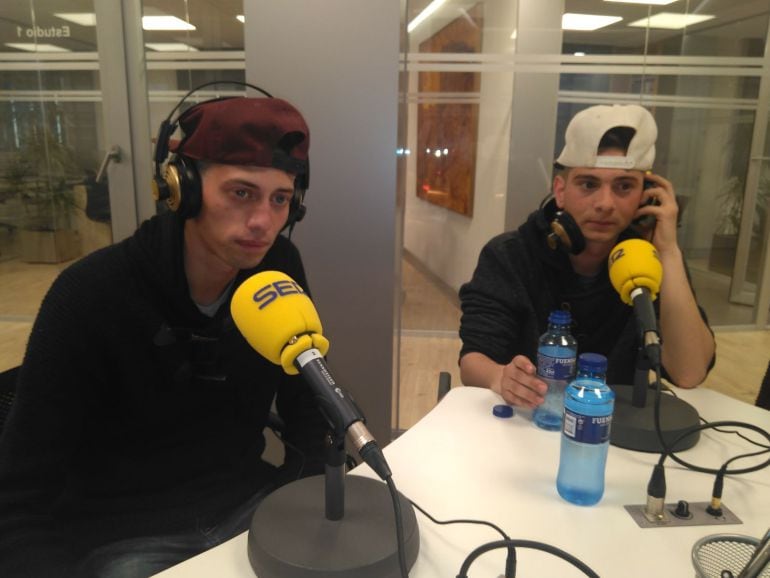 Marcos y Santiago, componentes del duo arandino HZ Inflames, en el estudio de Radio Aranda