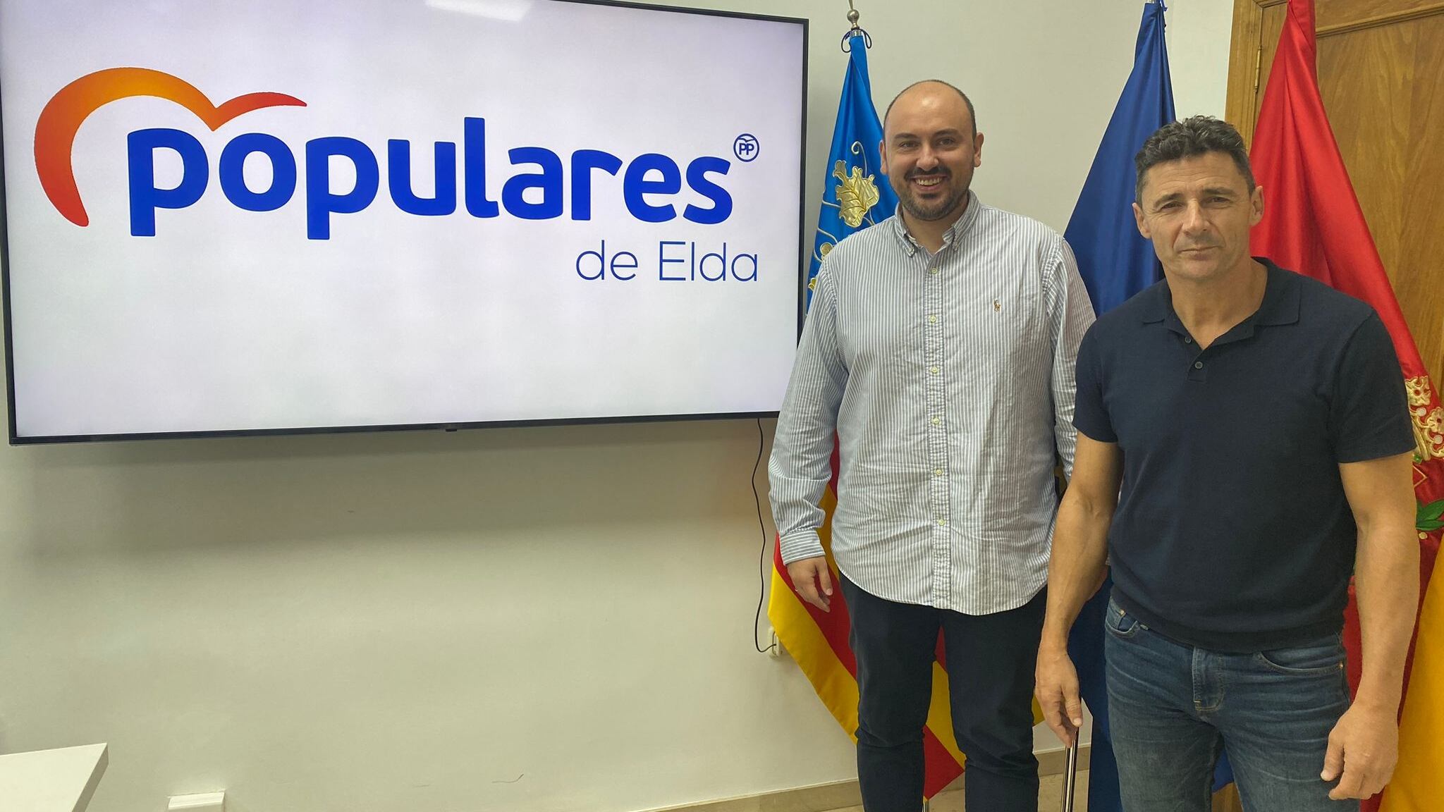 José Vicente Fernández, edil del PP de Elda, junto a Alberto García, portavoz del partido