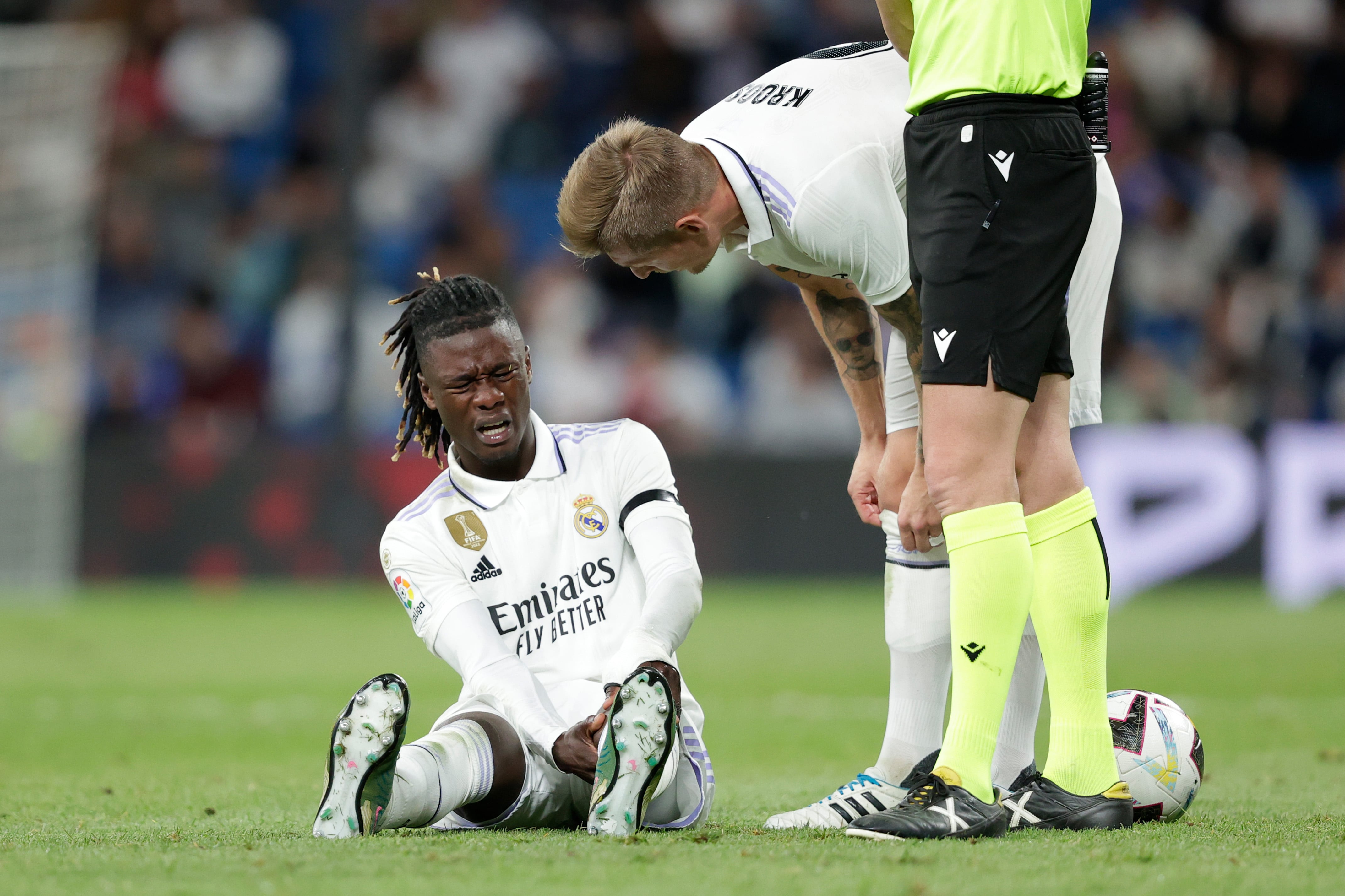 Camavinga con molestias en el césped del Bernabéu tras una entrada de Juan Iglesias en un partido de esta temporada