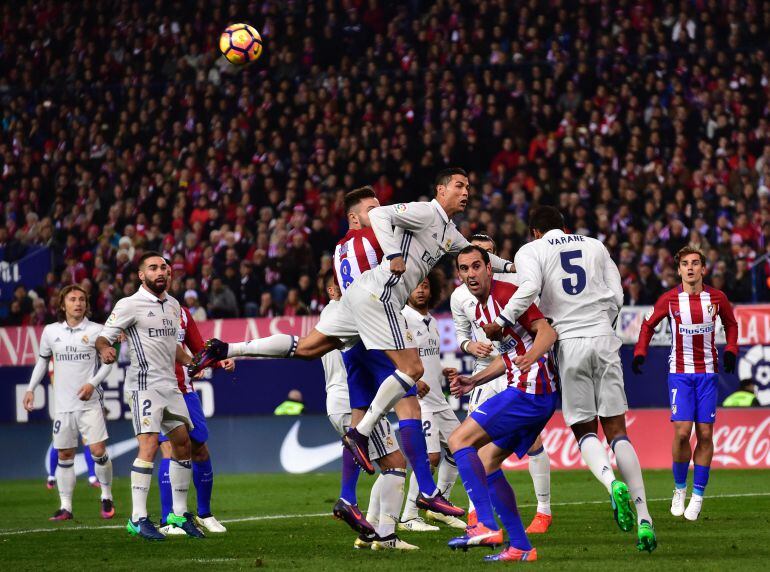 Varane despeja un balón durante un derbi madrileño 