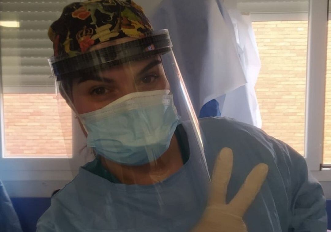 Sanitaria haciendo el símbolo de la victoria