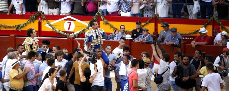 Los diestros José Tomás (i) y José María Manzanares (d) salen a hombros tras el festejo taurino de la festividad de San Juan en Alicante