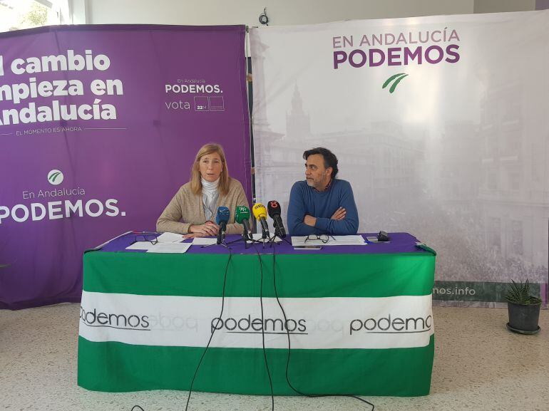Ana Díaz y Carlos Fernández, portavoces de Podemos Jerez en la sede de su partido