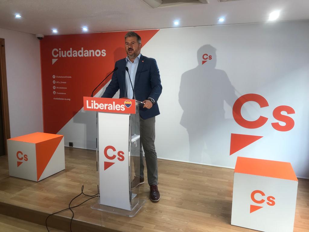 El secretario de Organización Sergio García en la rueda de prensa donde ha presentado su dimisión.