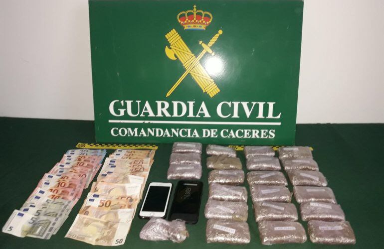 Dinero y droga decomisado por la Guardia Civil
