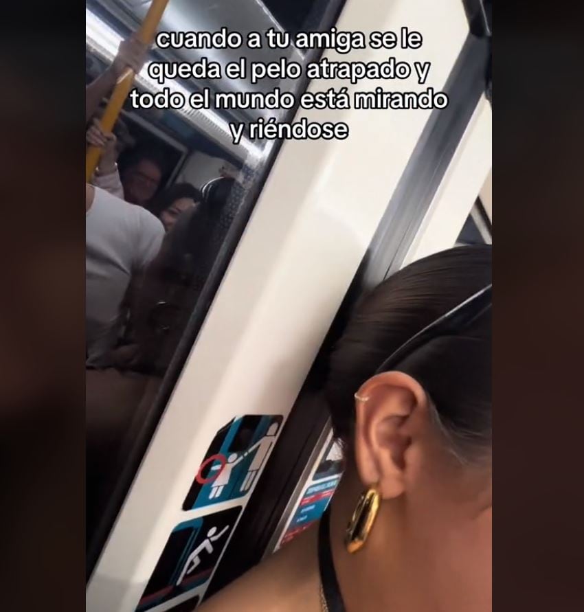 Una joven se sube al metro de Madrid y se queda enganchad en las puertas.