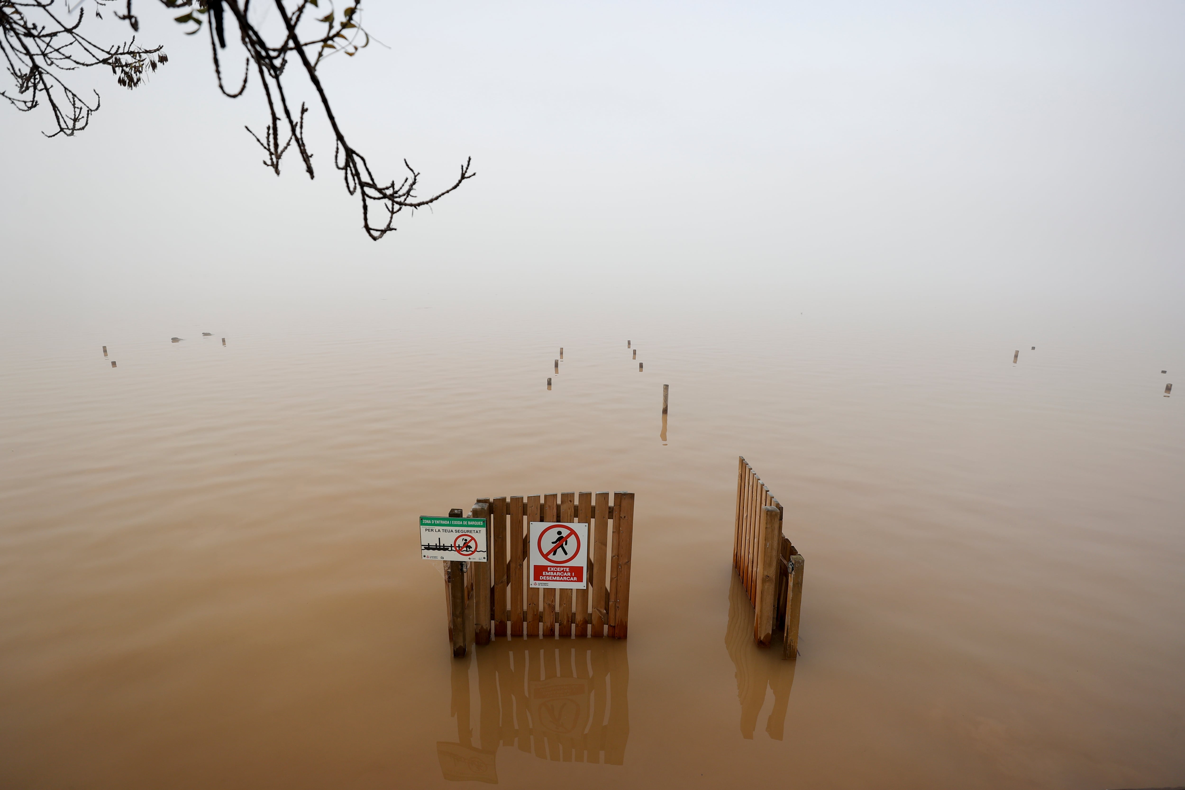 FOTODELDÍA GRAFCVA3841. VALENCIA, 30/10/2024.- Vista general del embarcadero de la Gola de Putxol de la Albufera cuyo nivel de agua ha subido considerablemente a causa del agua vertida principalmente por la cuenca del Poyo y las lluvias torrenciales de las últimas horas. EFE/Manuel Bruque
