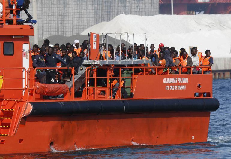 GRA152. ALMERÍA, 16 08 2017.- Algunos de los 128 inmigrantes que han llegado esta tarde al puerto de Almería, tras ser rescatados por Salvamento Marítimo cuando viajaban en cuatro pateras en el mar de Alborán, entre ellos 13 mujeres, un niño y un bebé. EF