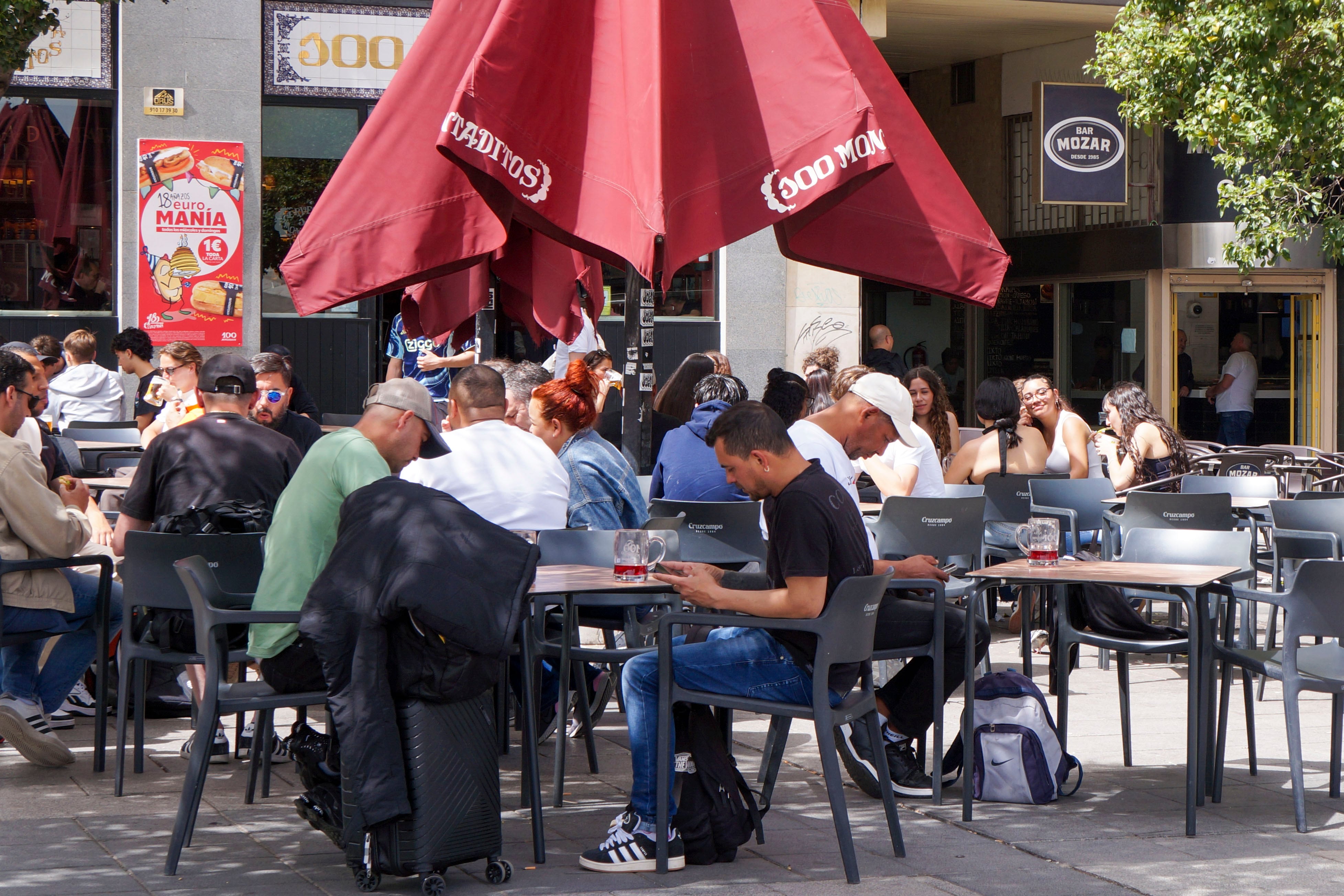 Numerosas personas en una terraza de Madrid.