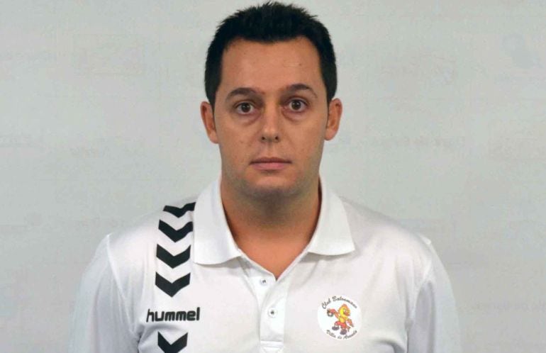 Imagen de Jacobo Cuetara con el polo de su anterior club