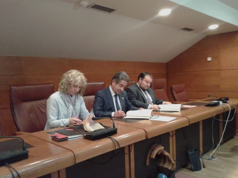 Eva Díaz Tezanos, vicepresidenta regional; Miguel Ángel Revilla, presidente y Rubén Gómez, diputado de Ciudadanos.