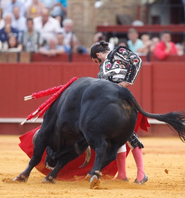 Morante en un derechazo al cuarto toro de la tarde