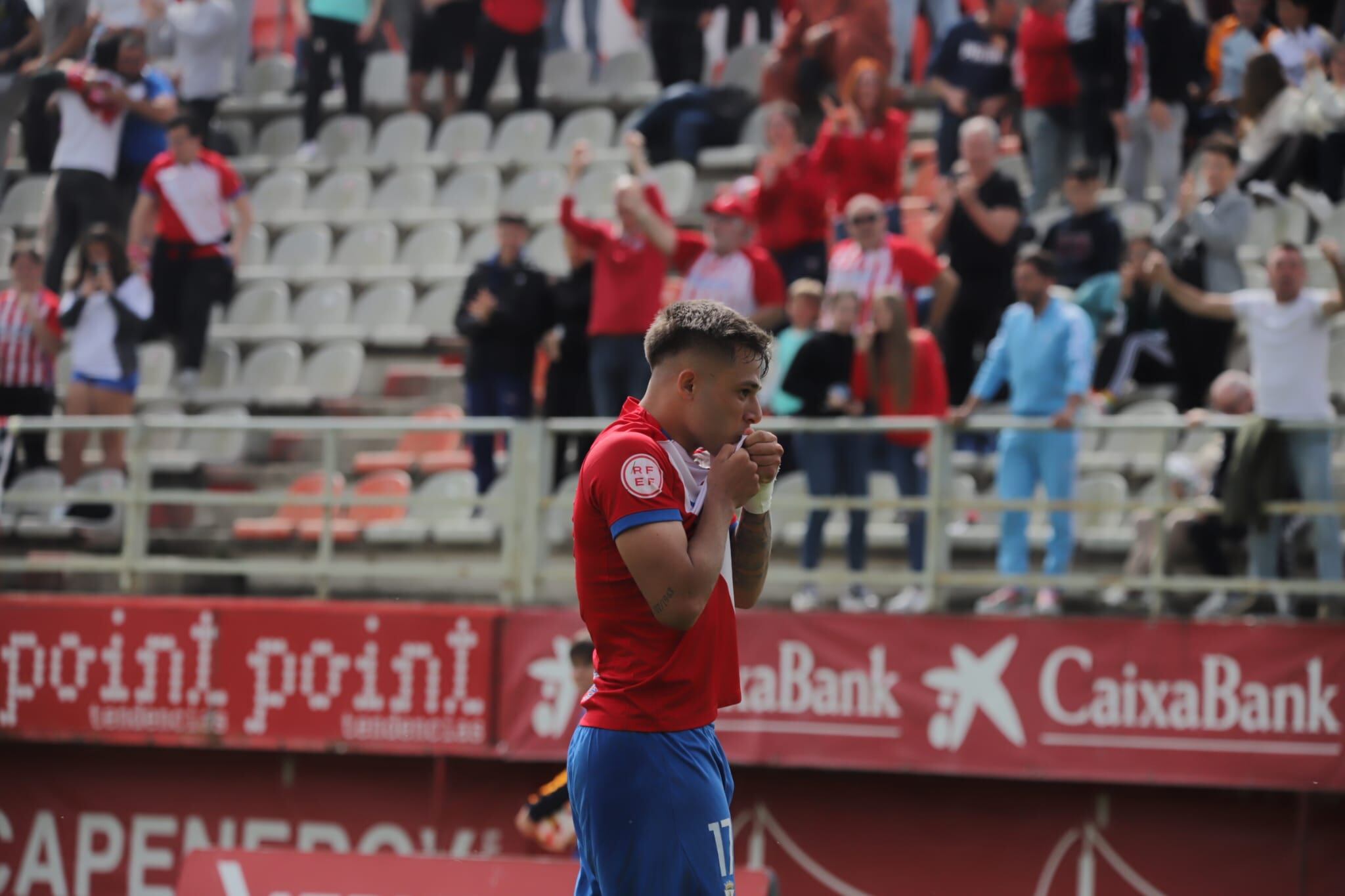 Leiva se besa el escudo