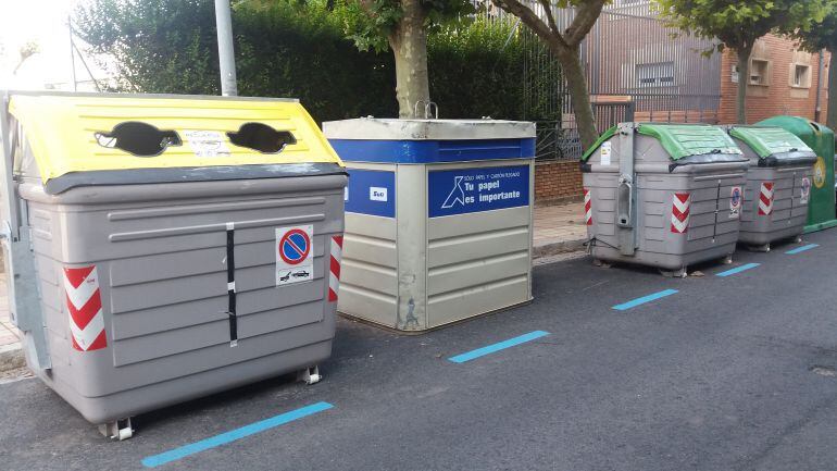 Contenedores de basura y reciclaje en la zona urbana