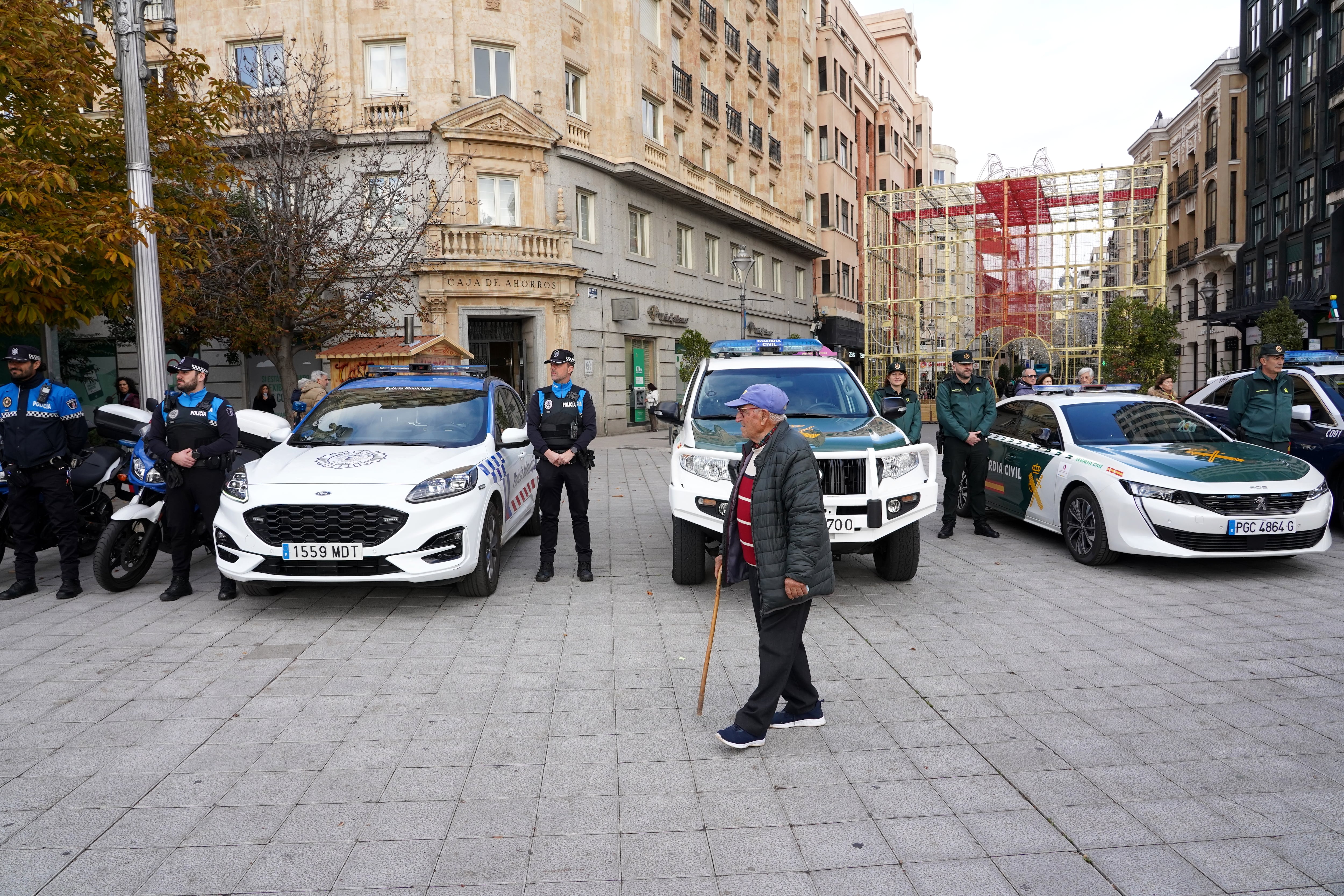 La delegada del Gobierno en Castilla y León, Virginia Barcones, presenta el Plan Comercio Seguro para esta Navidad en la Comunidad, acompañada del jefe superior de Policía Nacional en Castilla y León, Juan Carlos Hernández; el coronel y jefe de accidental de la XII Zona de la Guardia Civil, Julio Andrés Gutiérrez; el concejal de Seguridad Ciudadana y Salud Pública, Alberto Cuadrado, y la gerente de la Federación de Comercio y Servicios de Valladolid y Provincia (FECOSVA), Milagros Aguado Mariscal, entre otros.