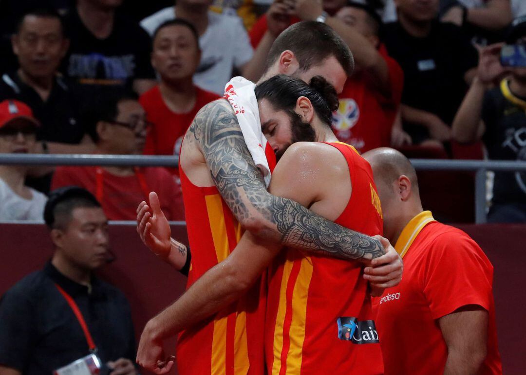 Juancho Hernangómez y Ricky Rubio se abrazan para celebrar el triunfo de España en el Mundial.