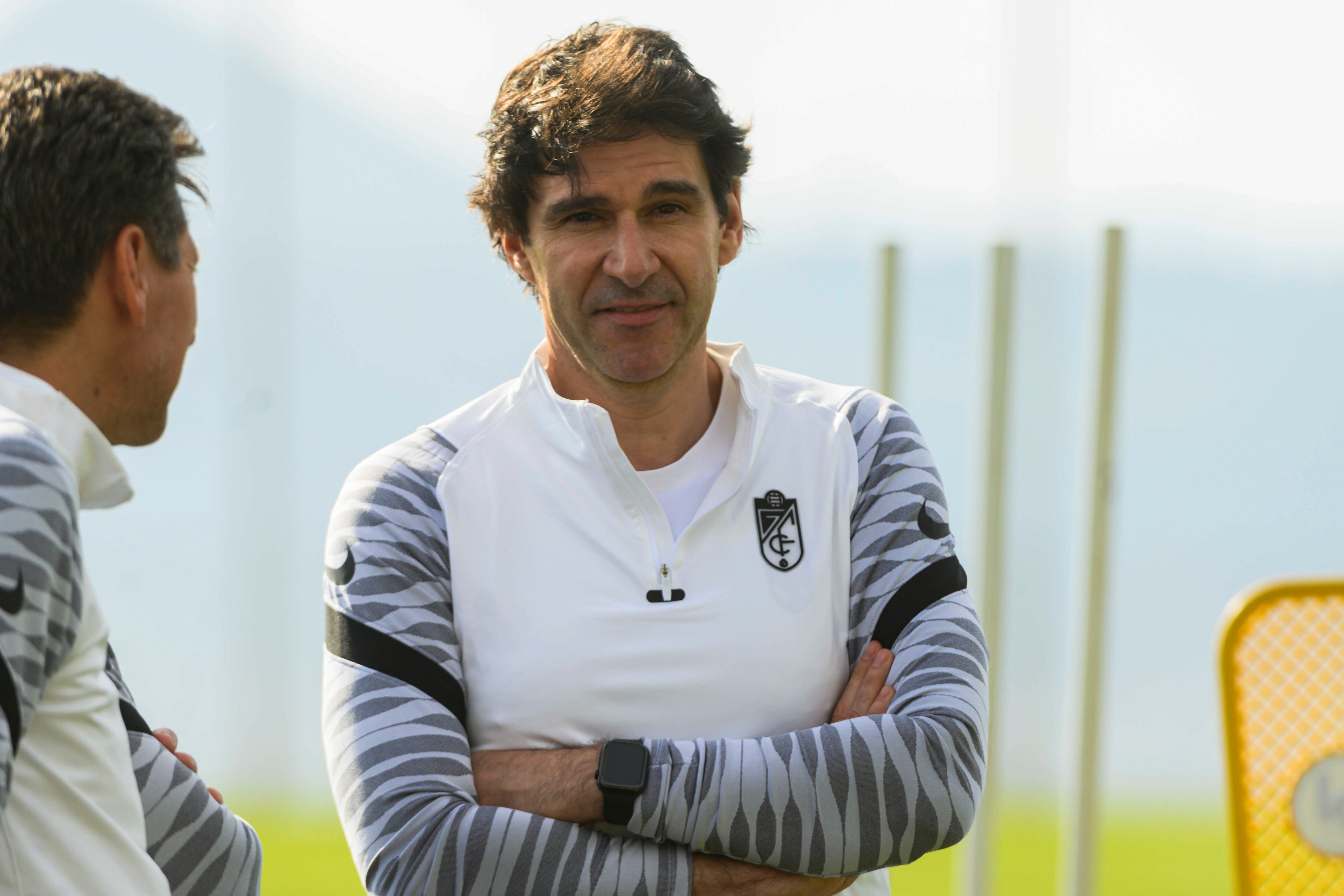 GRANADA, 19/04/2022.- El nuevo entrenador del Granada CF, Aitor Karanka, dirige su primer entrenamiento, este martes tras su presentación como técnico del club. EFE/ Miguel Ángel Molina
